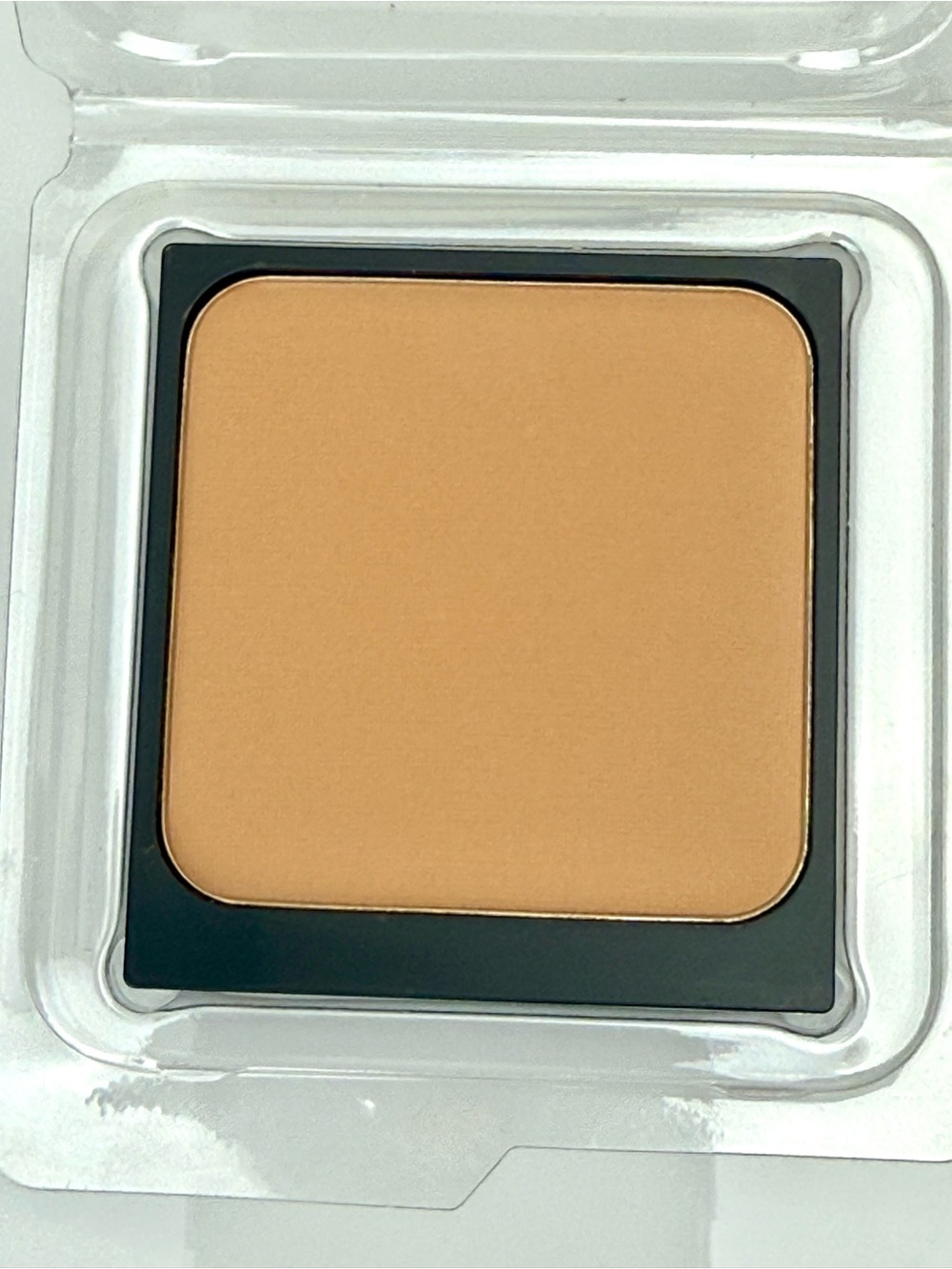 Laura Mercier • Translucent Pressed Setting Powder - Picture 2 of 5